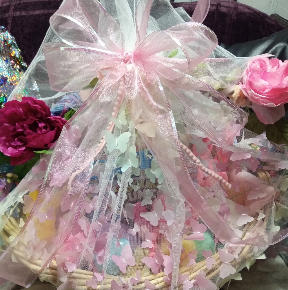 Pink Floral custom gift baskets with pink 🎀 ribbon and pop out🦋.